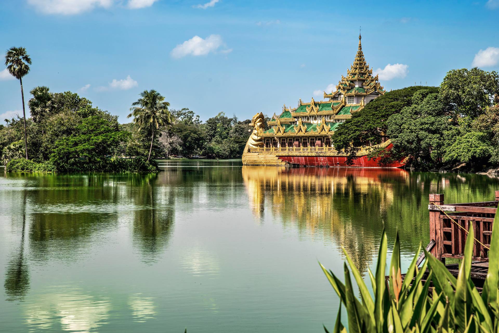 Kandawgyi Nature Park im Osten der Shwedagon Pagode. Der Kandawgyi-See ist einer der beiden großen Seen in Yangon, Myanmar. Der See befindet sich östlich der Shwedagon-Pagode und ist von Menschenhand geschaffen, beginnt am Inya-See und fließt durch eine Reihe von Röhren zum Kandawgyi-See. Es wurde gegründet, um die Stadt während der britischen Kolonialverwaltung mit Trinkwasser zu versorgen.